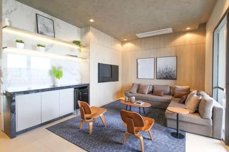 Sala com sofá, mesas e cadeiras, iluminada com luz natural e artificial, com acabamento em madeira e piso de porcelanato. de kitnet/studio à venda com 2 quartos, 29m² em Itaim Bibi, São Paulo