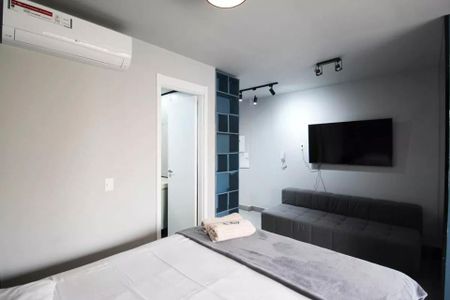 Studio à venda com 29m², 2 quartos e sem vagaQuarto com cama de casal, ar condicionado e TV, com uma vista para o exterior.