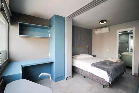 Quarto simples com cama dupla e móveis em tons de azul e cinza. de kitnet/studio à venda com 2 quartos, 29m² em Itaim Bibi, São Paulo