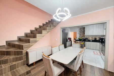 Escada com mesa e cadeiras em um ambiente moderno e iluminado. de casa à venda com 4 quartos, 136m² em Vila Francisca, Campinas