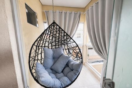 Casa à venda com 136m², 4 quartos e 2 vagas Casa à venda com 136m², 4 quartos e 2 vagasCadeira suspensa em sala com janela e vista para rua.