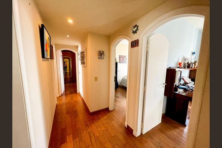 Apartamento à venda com 220m², 4 quartos e 3 vagasCorredor