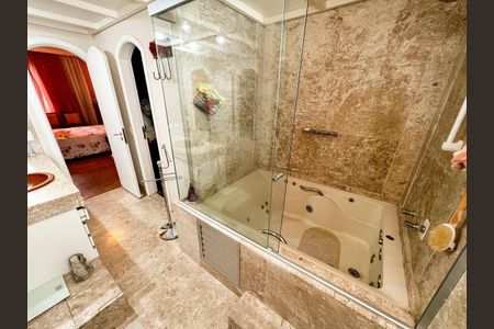 Apartamento à venda com 220m², 4 quartos e 3 vagasBanheiro 1