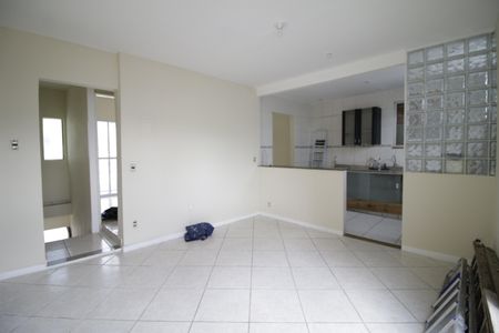 Sala de casa de condomínio para alugar com 2 quartos, 70m² em Pechincha, Rio de Janeiro