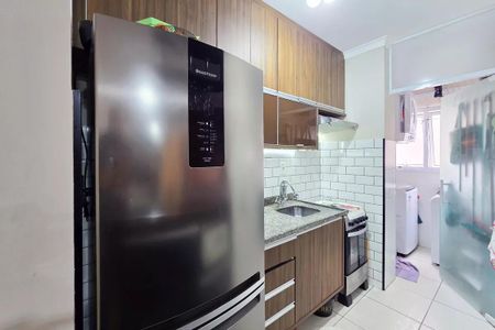 Apartamento à venda com 54m², 2 quartos e 1 vagaCozinha com geladeira, fogão e pia, com iluminação boa e acabamento de madeira e granito.