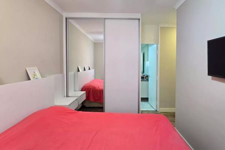 Apartamento à venda com 54m², 2 quartos e 1 vagaQuarto com cama de casal, armário com espelho e porta de vidro, iluminação boa e decoração simples.