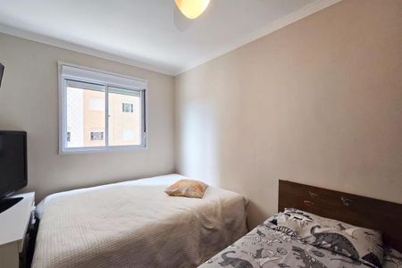 Apartamento à venda com 54m², 2 quartos e 1 vagaQuarto com cama simples e TV, com vista para o lado de fora.