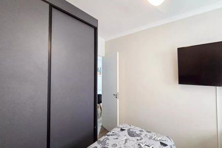 Apartamento à venda com 54m², 2 quartos e 1 vagaQuarto com cama, armário e TV, com um design moderno e minimalista.