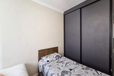 Apartamento à venda com 54m², 2 quartos e 1 vagaCama simples com cobertor de dinossauros e armário de madeira escuro.
