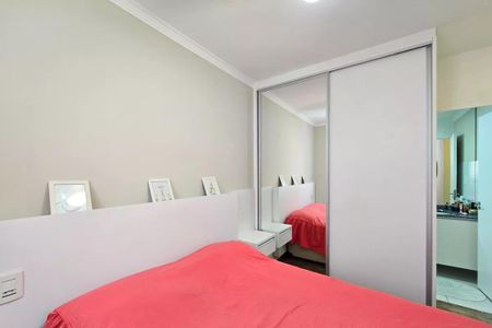 Apartamento à venda com 54m², 2 quartos e 1 vagaQuarto com cama de solteiro, com uma porta de vidro e uma janela pequena, com um armário de madeira e um tapete de lã, com uma iluminação boa e um acabamento de alta qualidade.