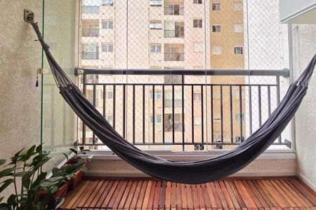 Apartamento à venda com 54m², 2 quartos e 1 vagaBalcony com hamaca e vista para a cidade.