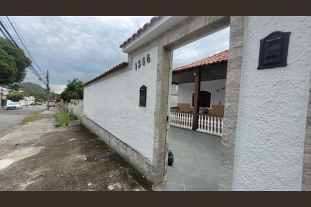 Casa à venda com 480m², 2 quartos e 2 vagas Casa à venda com 480m², 2 quartos e 2 vagasFachada
