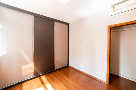 Apartamento à venda com 150m², 4 quartos e 2 vagasQuarto 2