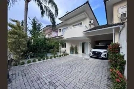 Casa à venda com 220m², 5 quartos e 5 vagas