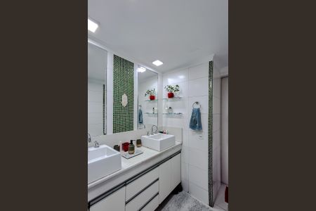 Apartamento à venda com 184m², 4 quartos e 4 vagasBanheiro da Suíte 2