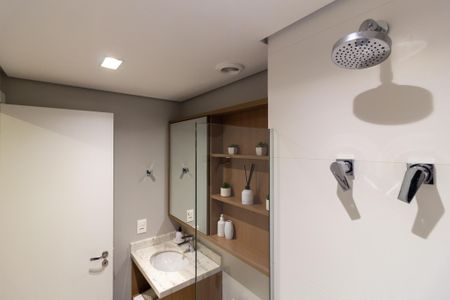 Banheiro de kitnet/studio para alugar com 1 quarto, 27m² em Sumarezinho, São Paulo