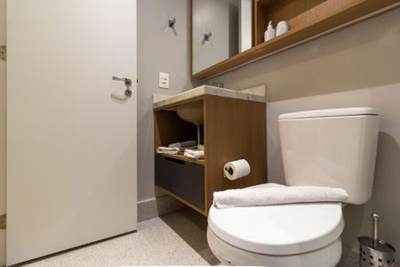 Banheiro de kitnet/studio para alugar com 1 quarto, 27m² em Sumarezinho, São Paulo