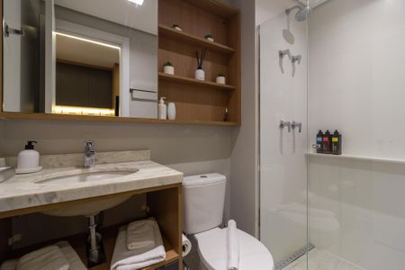 Banheiro de kitnet/studio para alugar com 1 quarto, 27m² em Sumarezinho, São Paulo