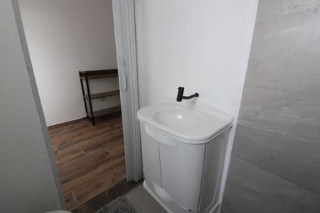 Banheiro do Quarto 1 de casa para alugar com 1 quarto, 40m² em Burgo Paulista, São Paulo