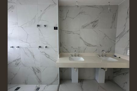 Apartamento à venda com 239m², 3 quartos e 4 vagasBanheiro da Suíte 1