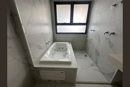Apartamento à venda com 239m², 3 quartos e 4 vagasBanheiro da Suíte 1