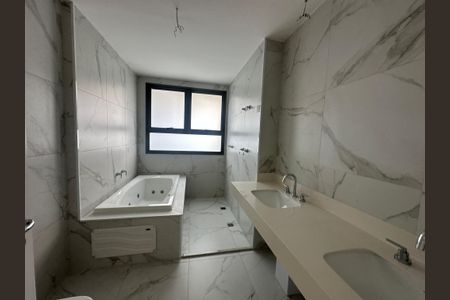 Apartamento à venda com 239m², 3 quartos e 4 vagasBanheiro da Suíte 1