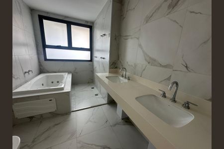 Apartamento à venda com 239m², 3 quartos e 4 vagasBanheiro da Suíte 1