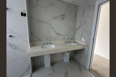 Apartamento à venda com 239m², 3 quartos e 4 vagasBanheiro da Suíte 1