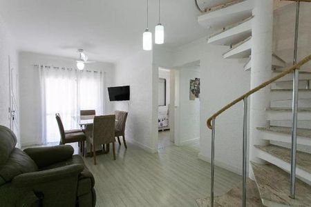 Sala de estar com mesa e cadeiras, TV e sofá, iluminada por lâmpadas e com vista para a porta de entrada. de apartamento à venda com 3 quartos, 160m² em Penha de França, São Paulo
