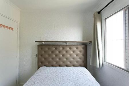 Cama simples com cabeceira de couro e cortina de tecido, com uma janela grande e iluminada. de apartamento à venda com 3 quartos, 160m² em Penha de França, São Paulo