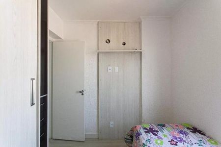 Quarto simples com cama e armário, com uma porta de entrada e uma janela pequena. de apartamento à venda com 3 quartos, 160m² em Penha de França, São Paulo