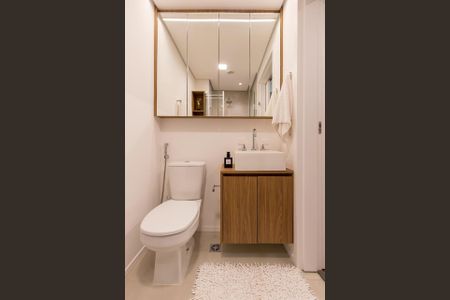 Banheiro de apartamento para alugar com 1 quarto, 23m² em Vila Madalena, São Paulo