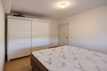 Quarto com cama de casal e armário de madeira, com iluminação natural e boa qualidade. de apartamento à venda com 1 quarto, 38m² em Umuarama, Osasco