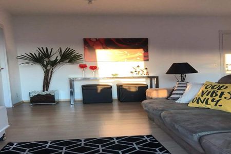 Sala com sofá, mesa e plantas, com iluminação natural e decoração minimalista. de apartamento à venda com 1 quarto, 38m² em Umuarama, Osasco