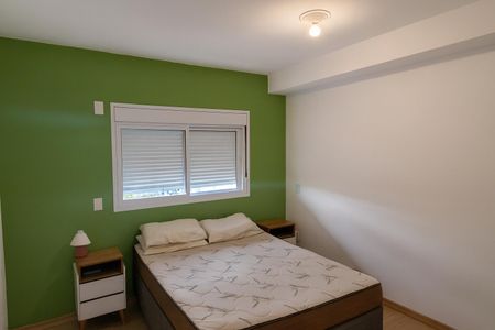 Quarto com cama de casal, duas mesas de cabeceira e uma janela com persianas de alumínio. de apartamento à venda com 1 quarto, 38m² em Umuarama, Osasco