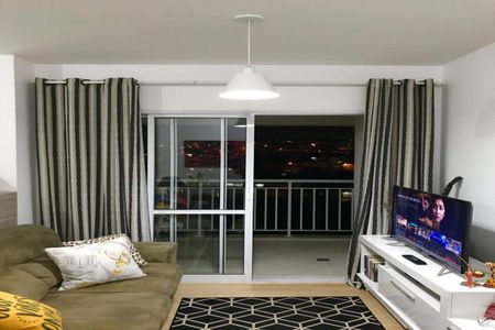 Sala com vista para a noite, com sofá e TV, com uma decoração simples e moderna. de apartamento à venda com 1 quarto, 38m² em Umuarama, Osasco