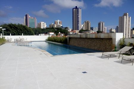Piscina com vista para a cidade, com cadeiras e mesa de jantar ao redor. de apartamento à venda com 1 quarto, 38m² em Umuarama, Osasco
