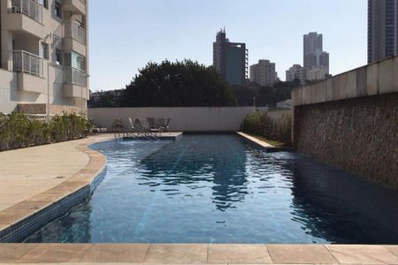 Piscina com decoração simples e pouca iluminação, com vista para edifícios e árvores. de apartamento à venda com 1 quarto, 38m² em Umuarama, Osasco