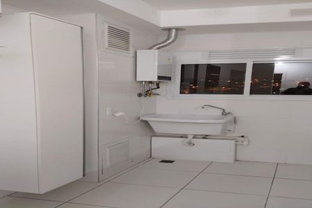 Banheiro com piso de porcelanato, pia e banheira, com vista para a cidade à noite. de apartamento à venda com 1 quarto, 38m² em Umuarama, Osasco