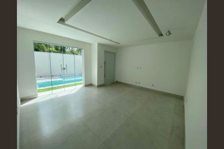 Casa de condomínio para alugar com 220m², 4 quartos e 2 vagas