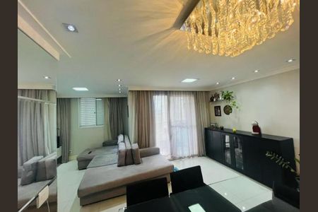 Sala de estar com sofá, mesa e chandelier, iluminada por luz natural e artificial. de apartamento à venda com 2 quartos, 70m² em Vila Nova Alba, São Paulo