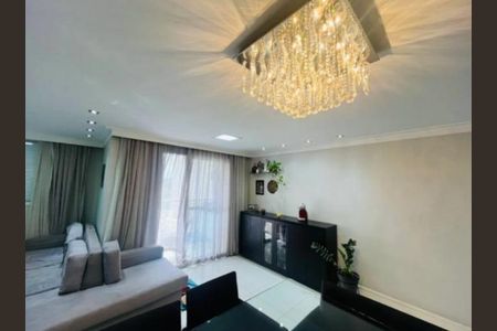 Sala com sofá, mesa e chandelier, iluminada por luz natural e artificial. de apartamento à venda com 2 quartos, 70m² em Vila Nova Alba, São Paulo