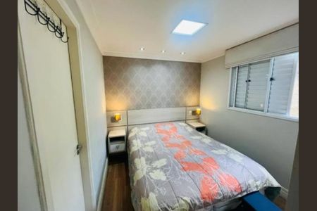 Quarto com cama de casal, iluminação adequada e decoração simples. de apartamento à venda com 2 quartos, 70m² em Vila Nova Alba, São Paulo