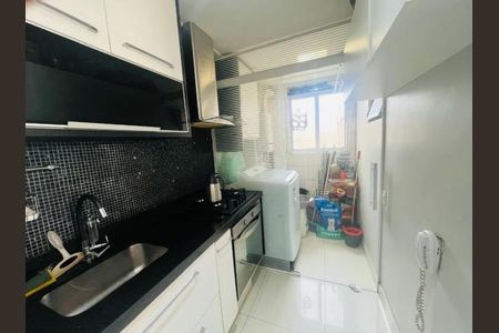 Apartamento à venda com 70m², 2 quartos e 1 vaga Apartamento à venda com 70m², 2 quartos e 1 vagaCozinha com móveis brancos e azuis, com um fogão e uma geladeira, com um piso de porcelanato e uma bancada de granito.