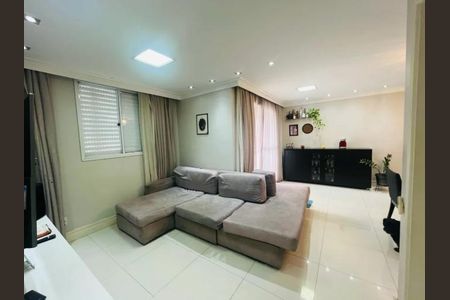 Sala com sofá, TV e janelas com cortinas, iluminação adequada, piso de porcelanato, aparência limpa e organizada. de apartamento à venda com 2 quartos, 70m² em Vila Nova Alba, São Paulo