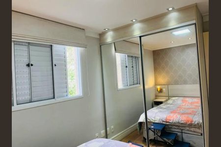 Quarto com cama, mesa e cadeira, com vista para a rua. de apartamento à venda com 2 quartos, 70m² em Vila Nova Alba, São Paulo