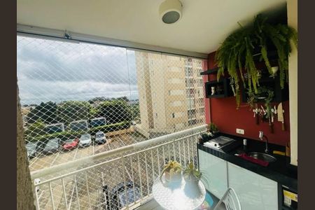Apartamento à venda com 70m², 2 quartos e 1 vaga Apartamento à venda com 70m², 2 quartos e 1 vagaVaranda com vista para a cidade, com móveis de madeira e plantas, e uma mesa com cadeiras.