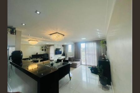 Sala de estar com sofá, TV e iluminação elegante, com vista para a cidade. de apartamento à venda com 2 quartos, 70m² em Vila Nova Alba, São Paulo