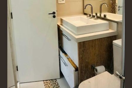 Apartamento à venda com 70m², 2 quartos e 1 vaga Apartamento à venda com 70m², 2 quartos e 1 vagaBanheiro com pia e vaso sanitário, com uma porta branca e um armário com gavetas de madeira.