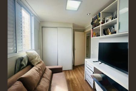 Sala com sofá, TV e móveis brancos, iluminação natural e boa, com móveis de madeira e carpete. de apartamento à venda com 2 quartos, 70m² em Vila Nova Alba, São Paulo